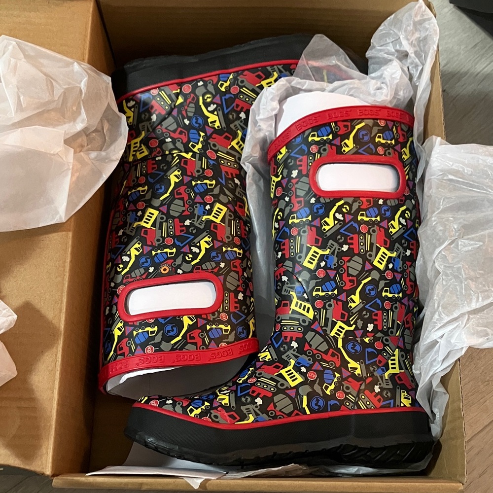 BOGS , big kids size 2 , rubber rain boots . New in box